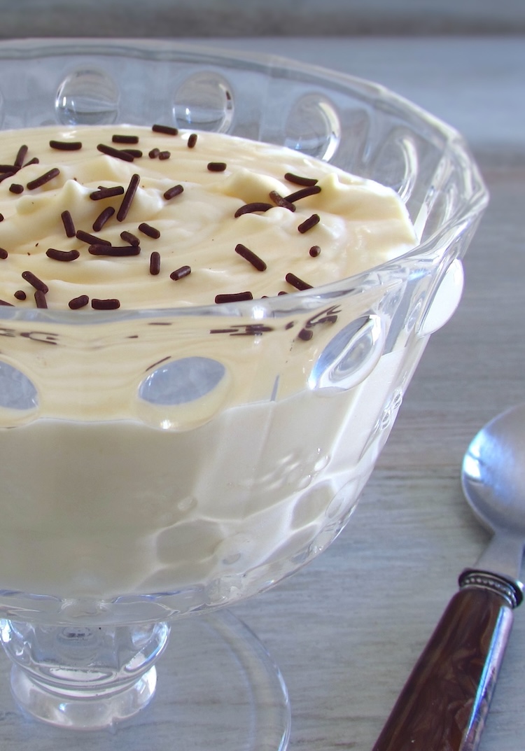 White chocolate ice cream in a glass bowl