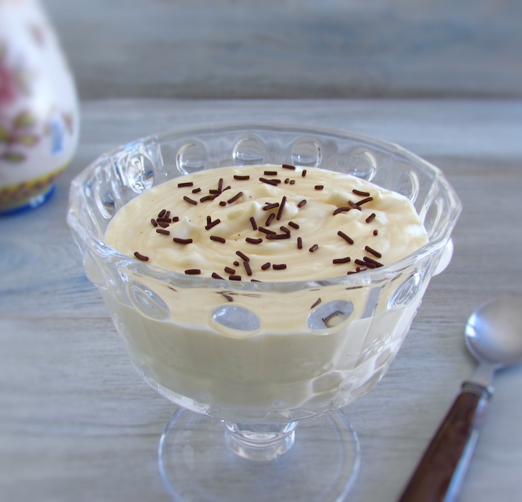 White chocolate ice cream on a glass bowl
