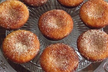 Bolinhos de canela num prato de vidro