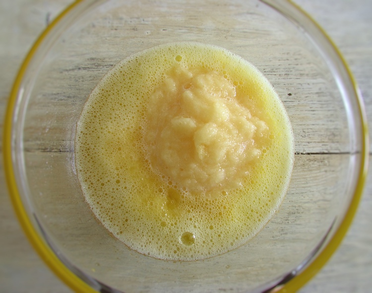 Mistura de ananás com puré de ananás numa taça de vidro