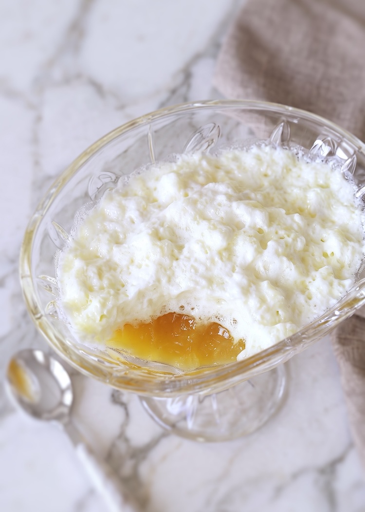 Doce de Gelatina de Ananás numa taça de vidro