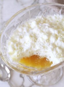 Doce de Gelatina de Ananás numa taça de vidro