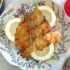 Filetes de peixe com fatias de limão num prato
