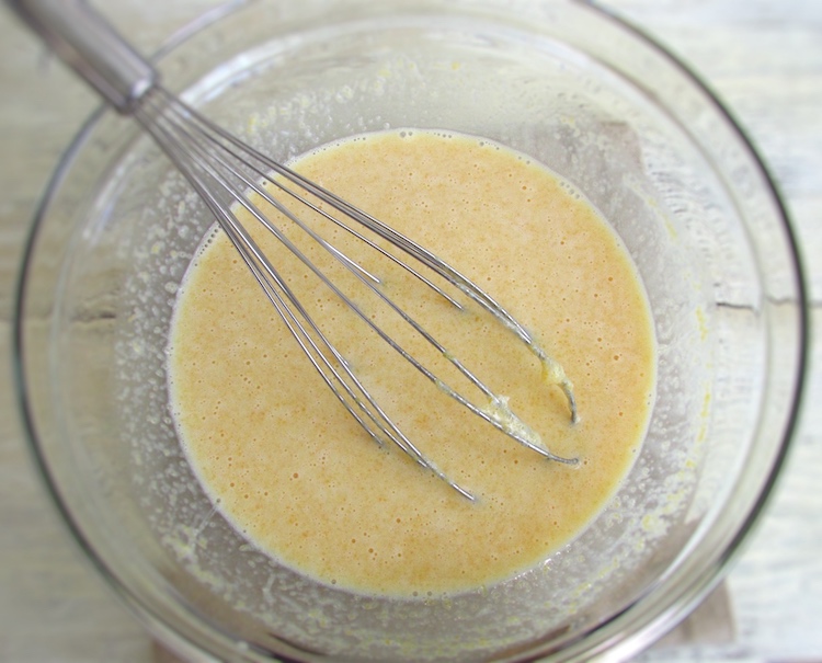 Creme de pêssego misturado com folhas de gelatina derretidas e leite condensado numa taça de vidro
