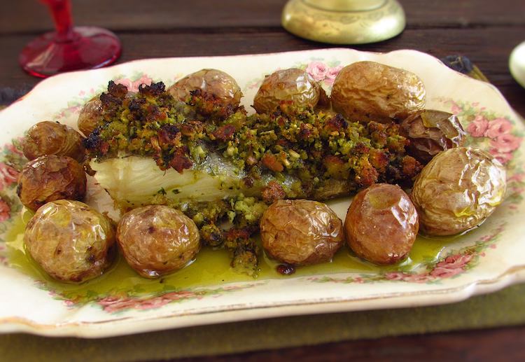 Bacalhau com broa de milho e batatas numa travessa