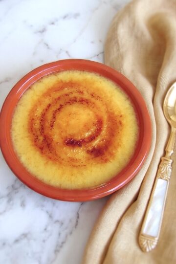 Leite Creme Tradicional Português numa tigela de barro