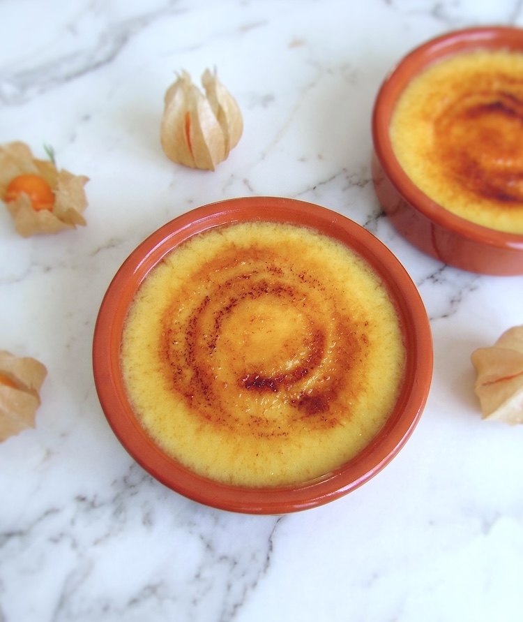 Leite Creme Tradicional Português numa tigela de barro