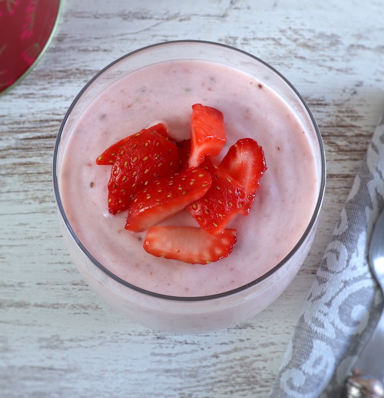 Mousse de morango numa taça de vidro