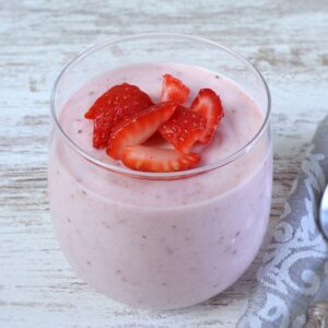 Mousse de morango numa taça de vidro