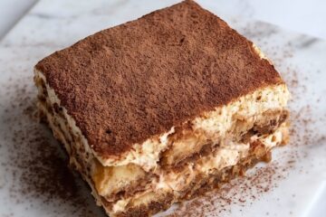 Tiramisú com Queijo Mascarpone num prato