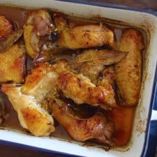 Délice de poulet sur un plat allant au four