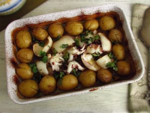 Chocos com batatas no forno numa assadeira