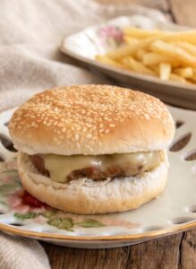 Hambúrgueres de Porco Caseiros num prato com pão e queijo