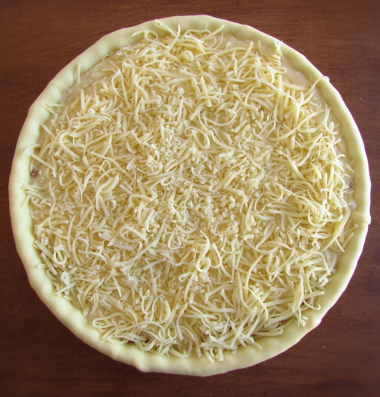 Pie filled with meat, béchamel and grated cheese