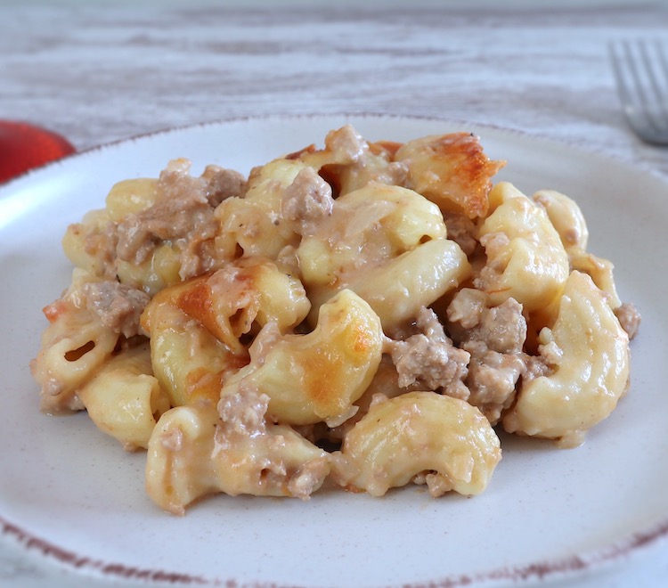 Baked macaroni with meat on a plate