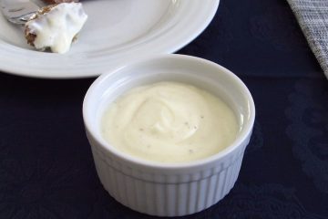 Molho de iogurte numa pequena taça