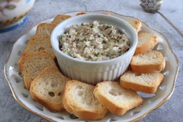 Paté de atum com tostas num prato