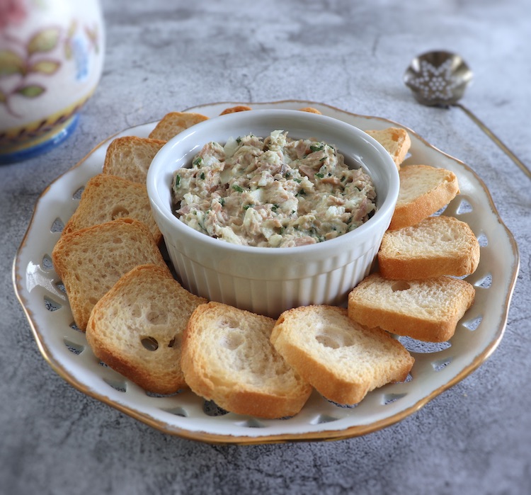 Tuna pâté with toasts on a plate