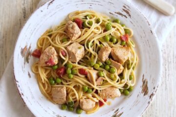 Frango Estufado com Massa num prato