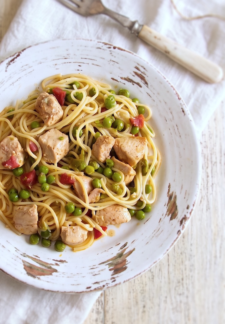 Frango Estufado com Massa num prato