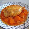 Peito de frango estufado com cenoura num prato