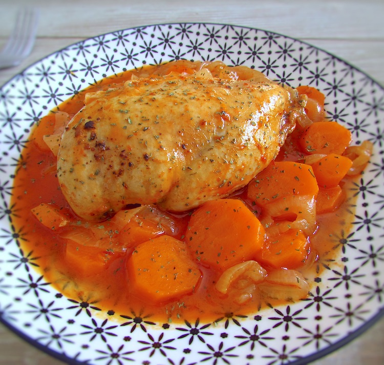 Peito de frango estufado com cenoura num prato