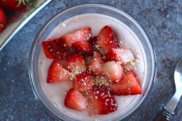 Strawberry and biscuit mousse on a glass bowl