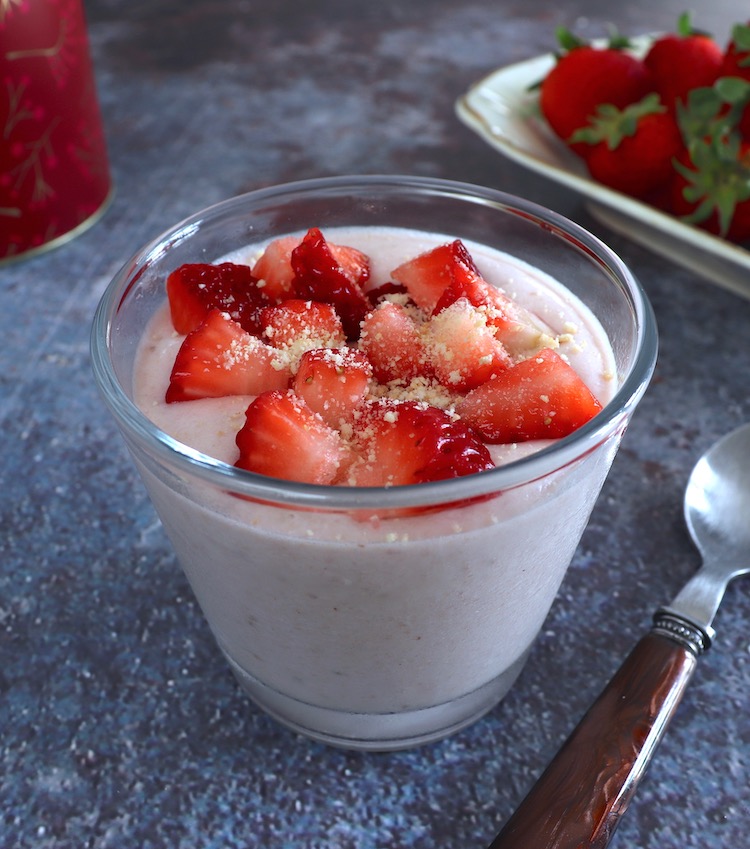 Strawberry and biscuit mousse on a glass bowl