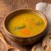 Sopa de Legumes com Couve Lombarda numa tigela de sopa