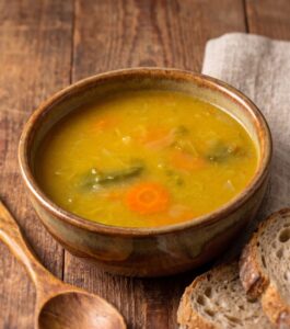 Sopa de Legumes com Couve Lombarda numa tigela de sopa