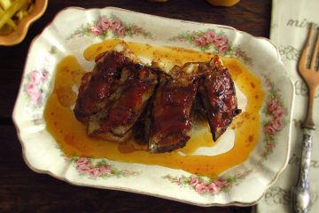 Spare ribs with American sauce on a platter
