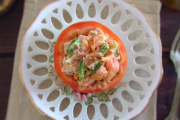 Tomates recheados com atum num prato