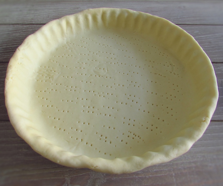 Pie pan lined with shortcrust pastry