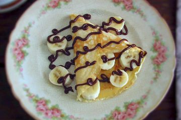 Crepe com banana e chocolate num prato