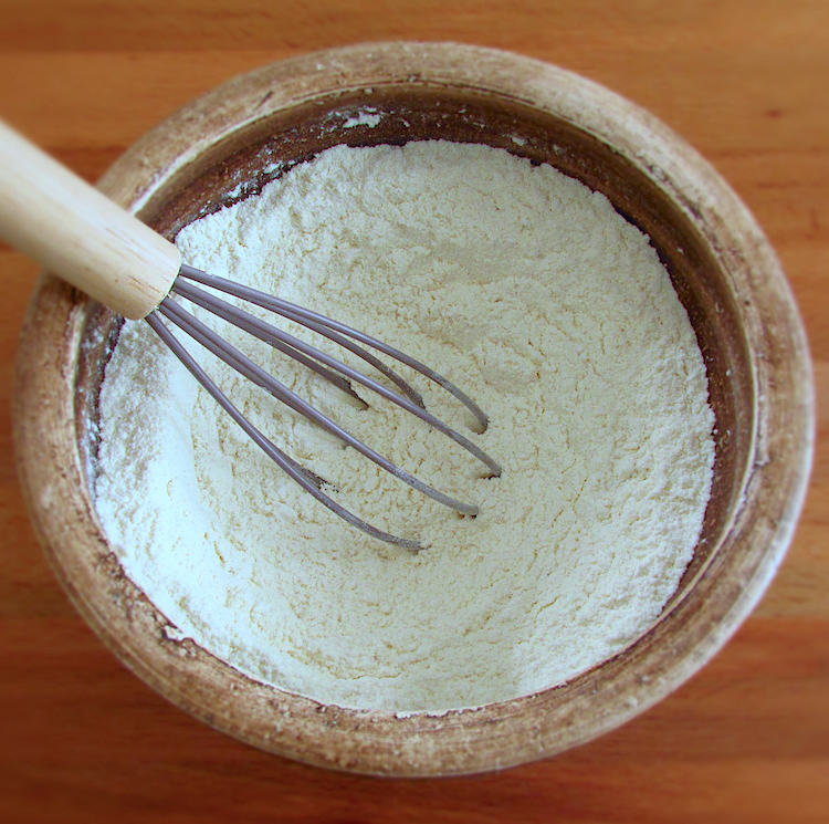 Mistura de farinha, sal e açúcar numa tigela