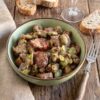 Favas com Entrecosto e Chouriço num prato