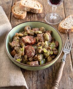 Favas com Entrecosto e Chouriço num prato