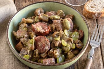 Favas com Entrecosto e Chouriço num prato