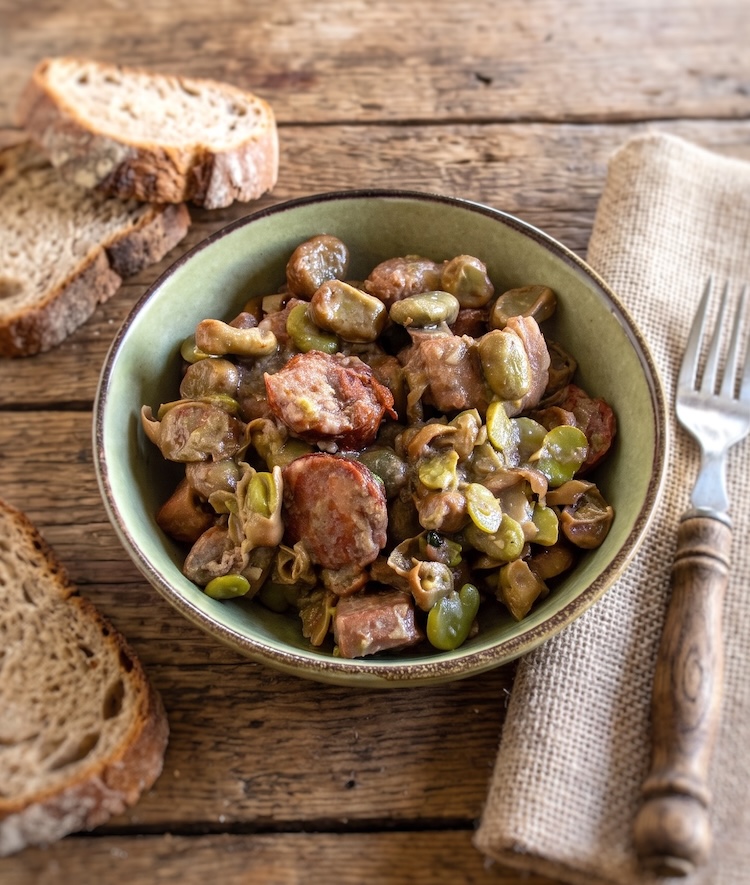 Favas com Entrecosto e Chouriço num prato