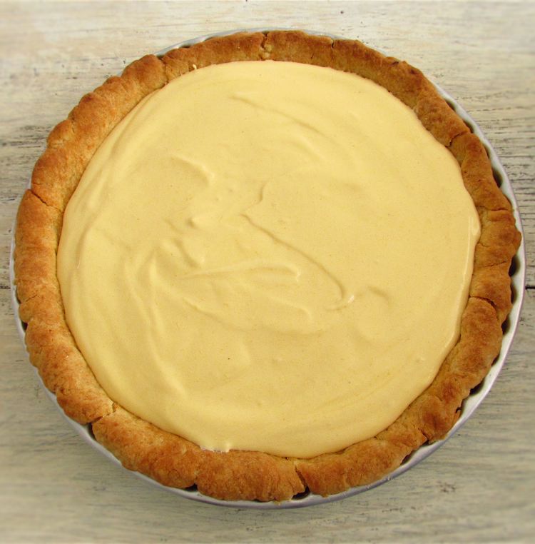 Pie filled with mango cream