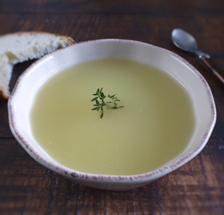 Soupe à l'oignon dans un bol à soupe