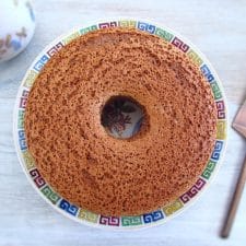 Pão de ló de chocolate num prato