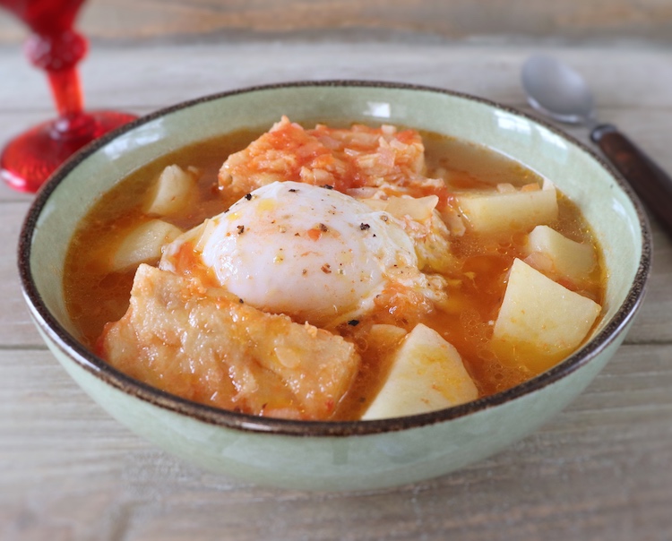 Sopa de bacalhau num prato de sopa