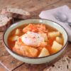 Sopa de Bacalhau com Ovos Escalfados numa tigela de sopa
