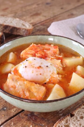 Sopa de Bacalhau com Ovos Escalfados numa tigela de sopa