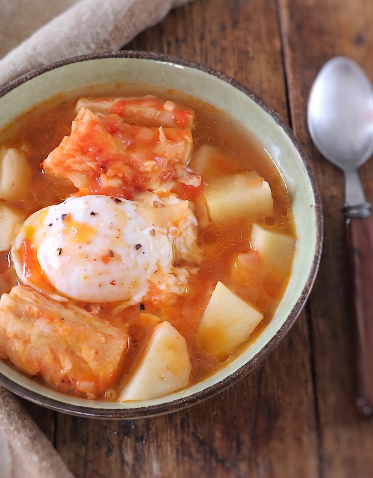 Sopa de Bacalhau com Ovos Escalfados numa tigela de sopa