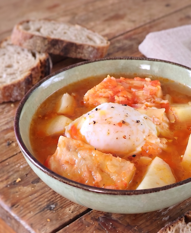 Sopa de Bacalhau com Ovos Escalfados numa tigela de sopa