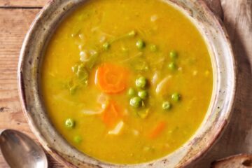 Sopa Juliana numa tigela de sopa