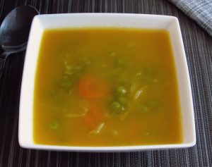 Sopa Juliana numa tigela de sopa