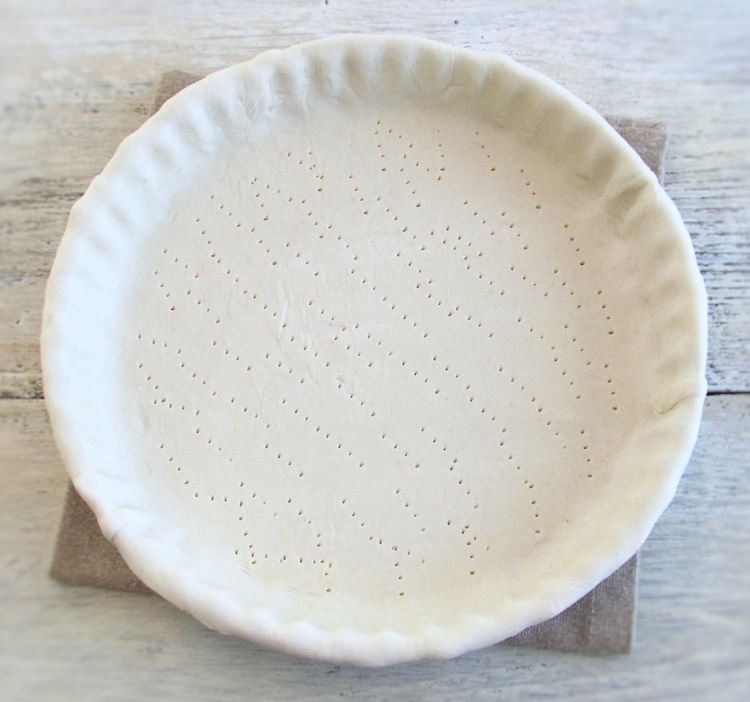 Pie pan lined with puff pastry